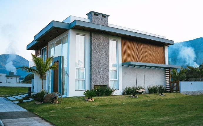 Casa com 5 Quartos à Venda, 411 m² em Ratones - Florianópolis