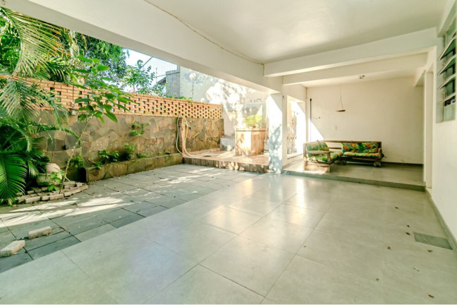Imagem Casa com 4 Quartos à Venda, 352 m² em Jardim São Pedro - Porto Alegre Imagem Casa com 4 Quartos à Venda, 352 m² em Jardim São Pedro - Porto Alegre