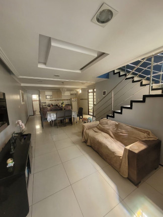 Casa com 4 Quartos à Venda, 290 m² em Vila União - Fortaleza