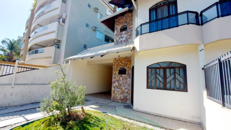 Imagem Casa com 4 Quartos para Temporada, 140 m² em Bombas - Bombinhas Imagem Casa com 4 Quartos para Temporada, 140 m² em Bombas - Bombinhas
