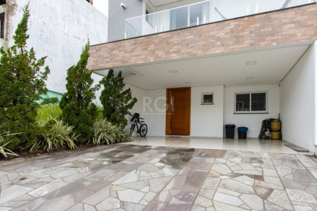 Imagem Casa com 4 Quartos à Venda, em Hípica - Porto Alegre Imagem Casa com 4 Quartos à Venda, em Hípica - Porto Alegre