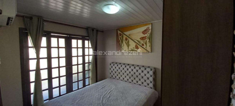 Imagem Casa com 4 Quartos para Temporada, em Bombas - Bombinhas Imagem Casa com 4 Quartos para Temporada, em Bombas - Bombinhas