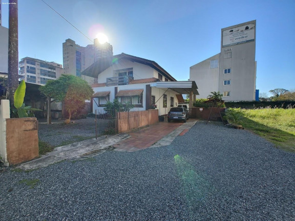 Imagem Casa com 5 Quartos à Venda, 244 m² em Centro - Joinville