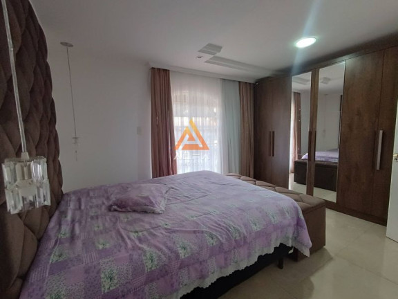 Imagem Casa com 4 Quartos à Venda, 240 m²