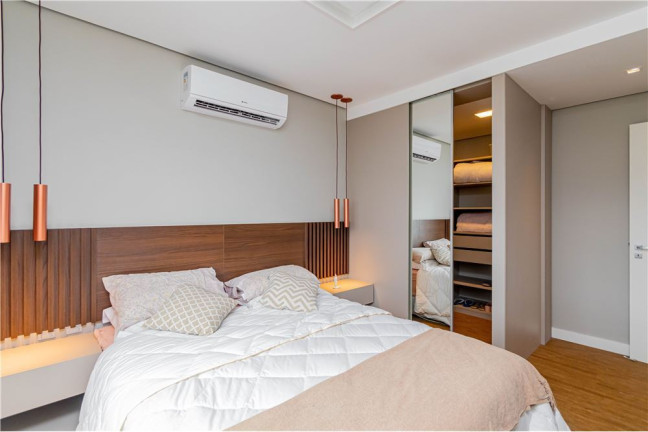 Imagem Imóvel com 3 Quartos à Venda, em Menino Deus - Porto Alegre Imagem Imóvel com 3 Quartos à Venda, em Menino Deus - Porto Alegre