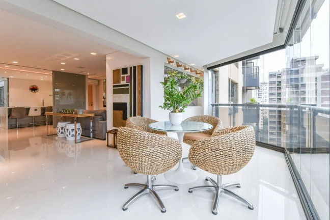 Imóvel com 3 Quartos à Venda, 250 m² em Vila Nova Conceição - São Paulo
