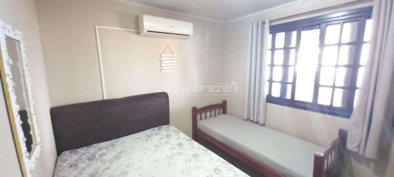 Imagem Casa com 4 Quartos para Temporada, em Bombas - Bombinhas Imagem Casa com 4 Quartos para Temporada, em Bombas - Bombinhas