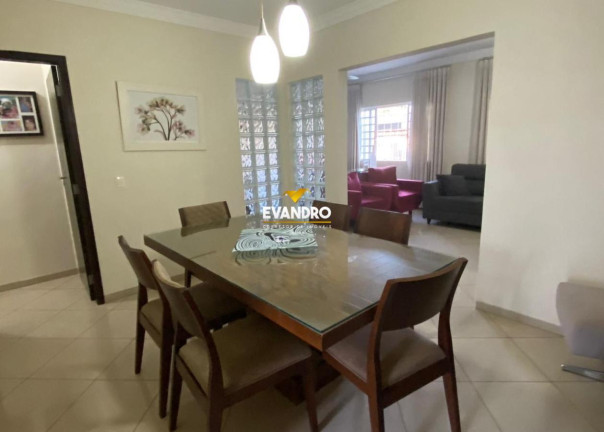 Imagem Casa com 4 Quartos à Venda, 300 m² em Recanto Dos Pássaros - Cuiabá Imagem Casa com 4 Quartos à Venda, 300 m² em Recanto Dos Pássaros - Cuiabá