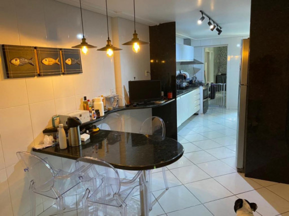 Apartamento com 3 Quartos à Venda, 197 m²