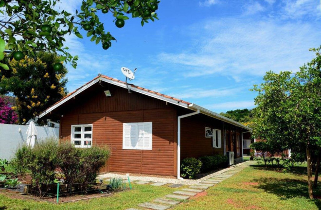 Imagem Casa com 4 Quartos à Venda, 400 m² em Lagoa Da Conceição - Florianópolis Imagem Casa com 4 Quartos à Venda, 400 m² em Lagoa Da Conceição - Florianópolis