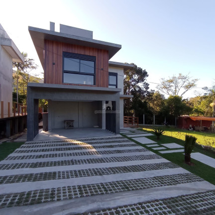 Imagem Casa com 3 Quartos à Venda, 339 m² em Praia De Taquaras - Balneário Camboriú Imagem Casa com 3 Quartos à Venda, 339 m² em Praia De Taquaras - Balneário Camboriú