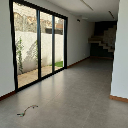 Imagem Casa com 3 Quartos à Venda, em Campeche - Florianópolis Imagem Casa com 3 Quartos à Venda, em Campeche - Florianópolis
