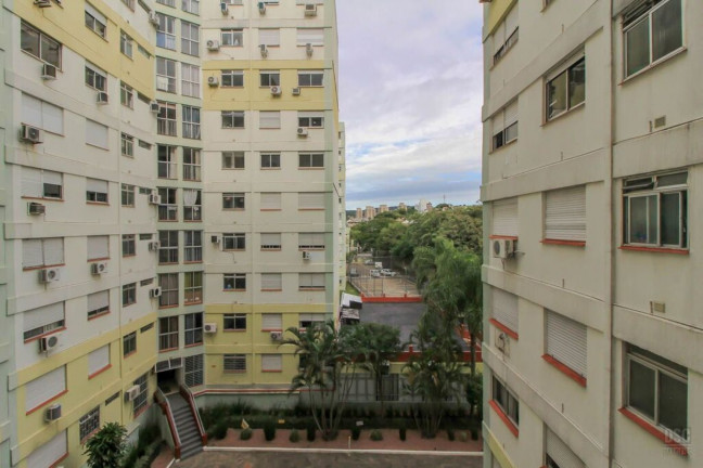 Imagem Imóvel com 1 Quarto à Venda, 38 m² em Cristal - Porto Alegre Imagem Imóvel com 1 Quarto à Venda, 38 m² em Cristal - Porto Alegre