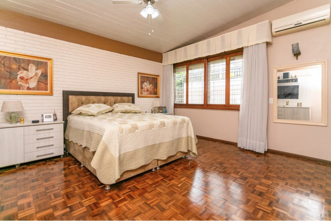 Imagem Casa com 3 Quartos à Venda, 214 m² em São Sebastião - Porto Alegre Imagem Casa com 3 Quartos à Venda, 214 m² em São Sebastião - Porto Alegre