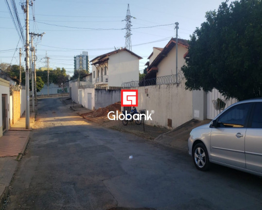 Imagem Casa com 3 Quartos à Venda, 360 m² em Vila Mauricéia - Montes Claros Imagem Casa com 3 Quartos à Venda, 360 m² em Vila Mauricéia - Montes Claros