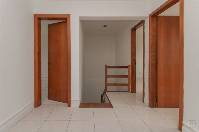 Imagem Casa com 3 Quartos à Venda, em Hípica - Porto Alegre Imagem Casa com 3 Quartos à Venda, em Hípica - Porto Alegre