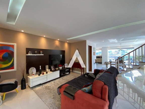 Imagem Casa com 4 Quartos à Venda, 307 m² em Tijuca - Teresópolis