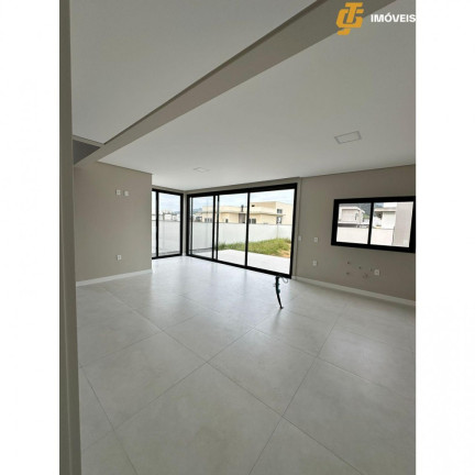 Imagem Casa com 3 Quartos à Venda, 280 m² em Caledônia - Camboriú Imagem Casa com 3 Quartos à Venda, 280 m² em Caledônia - Camboriú