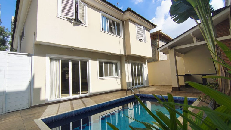 Casa com 4 Quartos para Alugar, 310 m² em Santana De Parnaíba - São Paulo