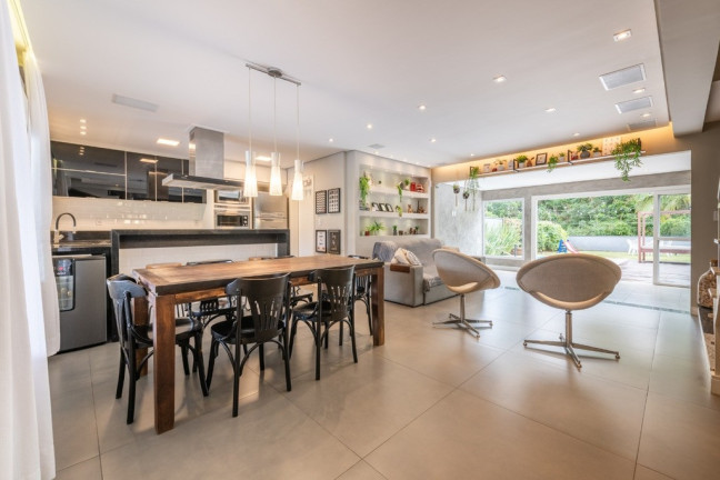 Imagem Casa com 3 Quartos à Venda, 320 m² em Vila Nova - Porto Alegre Imagem Casa com 3 Quartos à Venda, 320 m² em Vila Nova - Porto Alegre