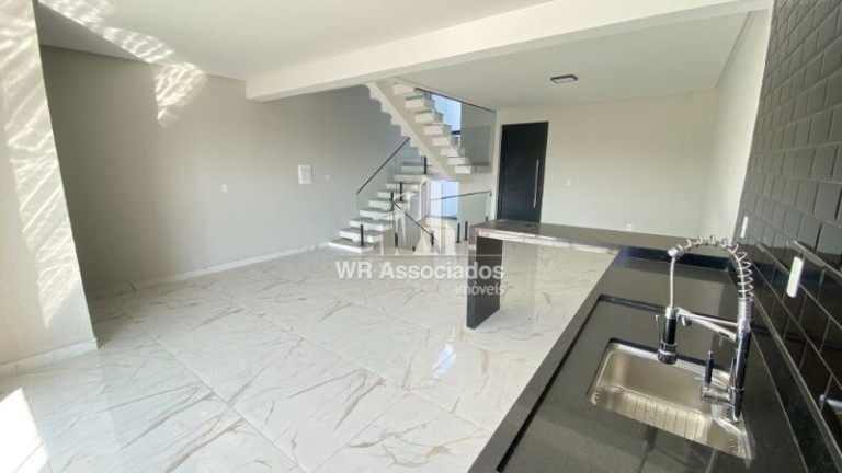 Imagem Casa com 3 Quartos à Venda, 230 m²