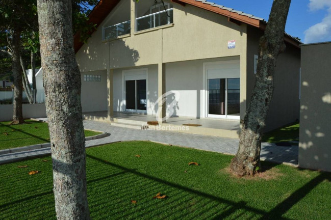 Imagem Casa com 4 Quartos para Temporada, em Canto Grande - Bombinhas Imagem Casa com 4 Quartos para Temporada, em Canto Grande - Bombinhas