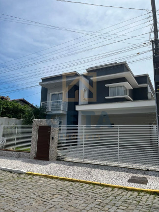 Casa com 3 Quartos à Venda, 243 m² em Centro - Camboriú