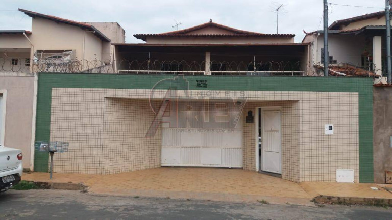 Casa com 6 Quartos à Venda, 300 m² em Monte Carmelo - Montes Claros