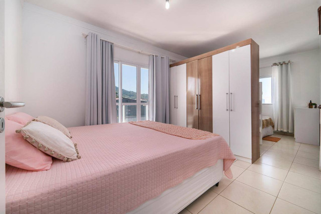 Imagem Casa com 4 Quartos para Temporada,  em Zimbros - Bombinhas