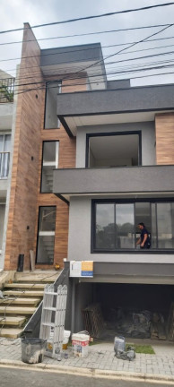 Sobrado com 3 Quartos à Venda, 236 m² em Pinheirinho - Curitiba
