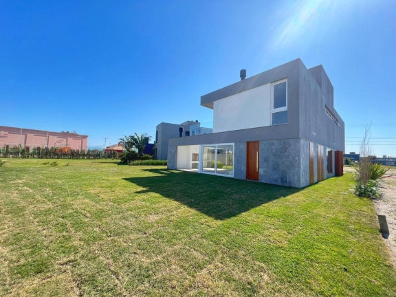 Imagem Casa com 4 Quartos à Venda, em Centro - Xangri-lá Imagem Casa com 4 Quartos à Venda, em Centro - Xangri-lá