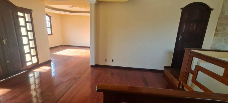 Imagem Casa com 6 Quartos à Venda, 245 m²