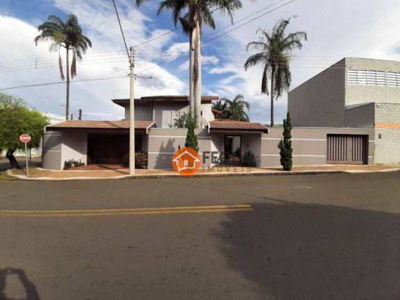 Casa com 3 Quartos para Alugar, 620 m² em Vila Azenha - Nova Odessa