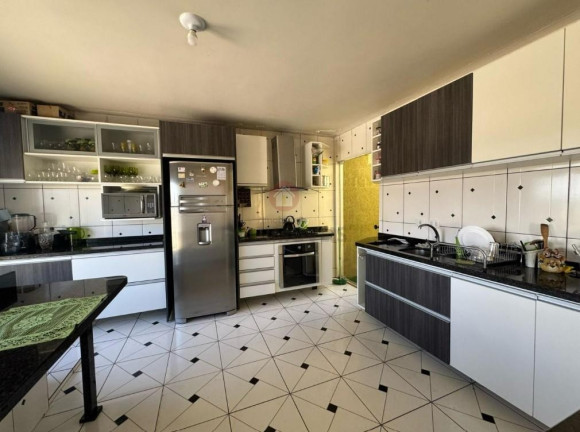 Imagem Casa com 3 Quartos à Venda, 300 m² em Iguaçu - Curitiba