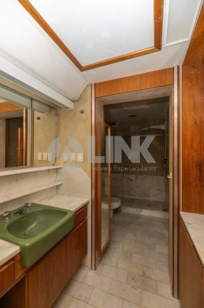 Imagem Casa com 3 Quartos à Venda, 388 m² em Auxiliadora - Porto Alegre Imagem Casa com 3 Quartos à Venda, 388 m² em Auxiliadora - Porto Alegre