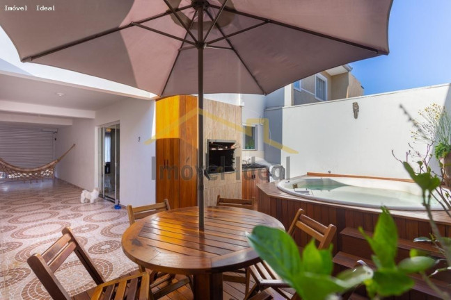 Casa com 4 Quartos à Venda, 210 m² em Campo Comprido - Curitiba