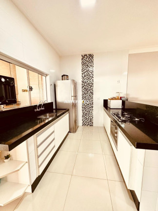 Imagem Casa com 3 Quartos à Venda, 200 m²