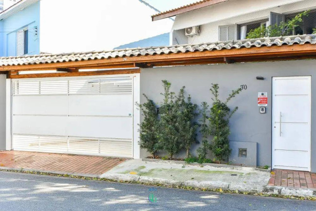 Casa com 4 Quartos à Venda, 240 m²