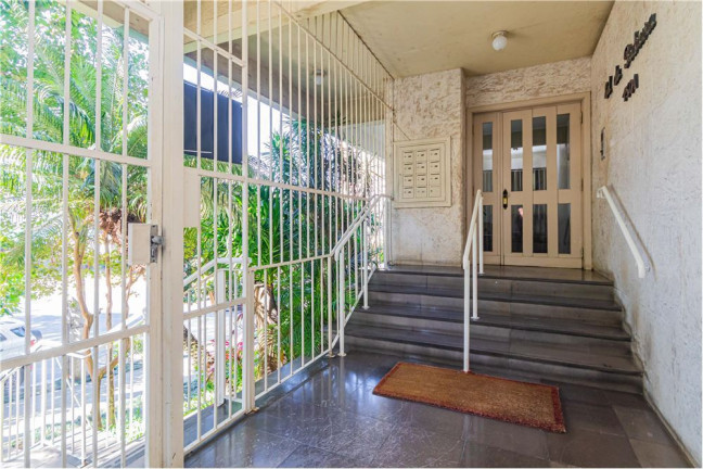 Imagem Imóvel com 2 Quartos à Venda, em Auxiliadora - Porto Alegre Imagem Imóvel com 2 Quartos à Venda, em Auxiliadora - Porto Alegre