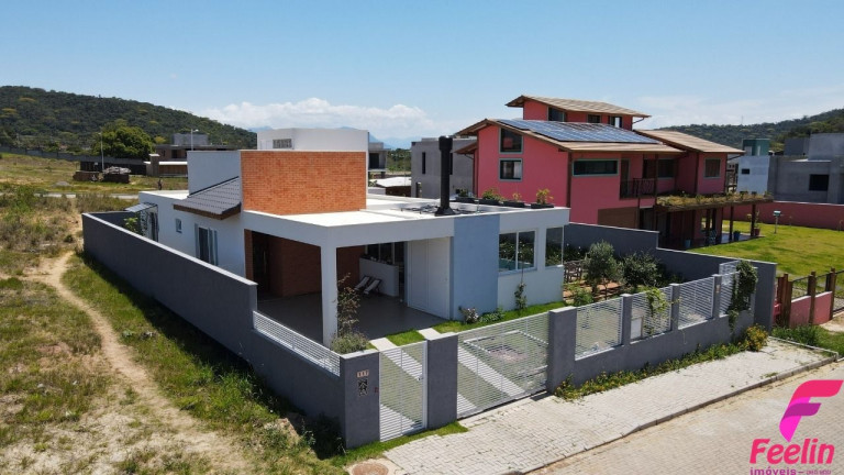 Imagem Casa com 2 Quartos à Venda, 223 m² em Rio Tavares - Florianópolis