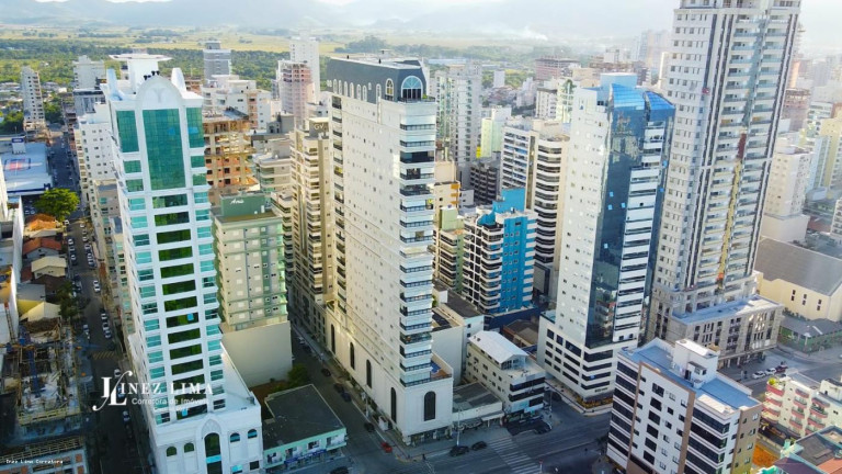 Imóvel com 4 Quartos à Venda, 250 m² em Meia Praia - Itapema