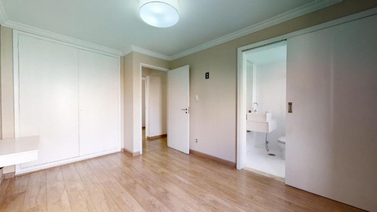 Apartamento com 3 Quartos à Venda,  em Moema - São Paulo