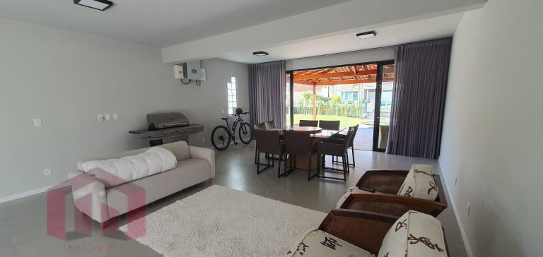 Imagem Imóvel com 3 Quartos à Venda, 270 m² Imagem Imóvel com 3 Quartos à Venda, 270 m²