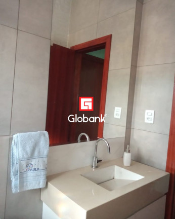 Imagem Imóvel com 3 Quartos à Venda, 225 m² em Pirapora - Montes Claros