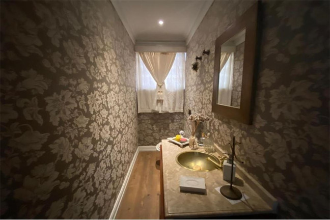 Imagem Casa com 8 Quartos à Venda, em Coqueiros - Florianópolis Imagem Casa com 8 Quartos à Venda, em Coqueiros - Florianópolis