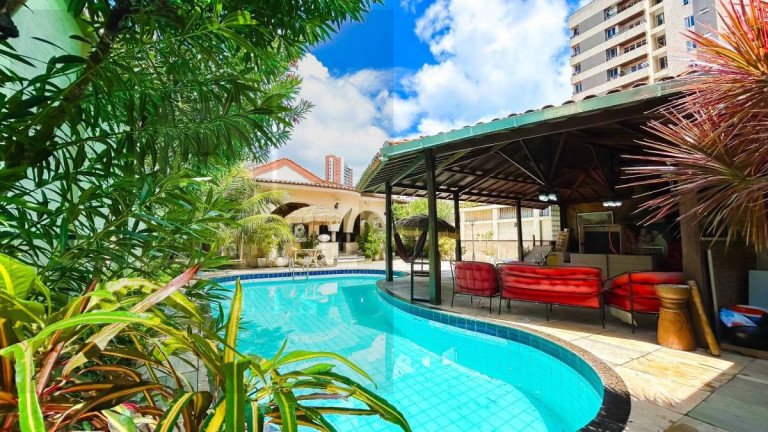 Imagem Casa com 7 Quartos à Venda, 370 m² Imagem Casa com 7 Quartos à Venda, 370 m²