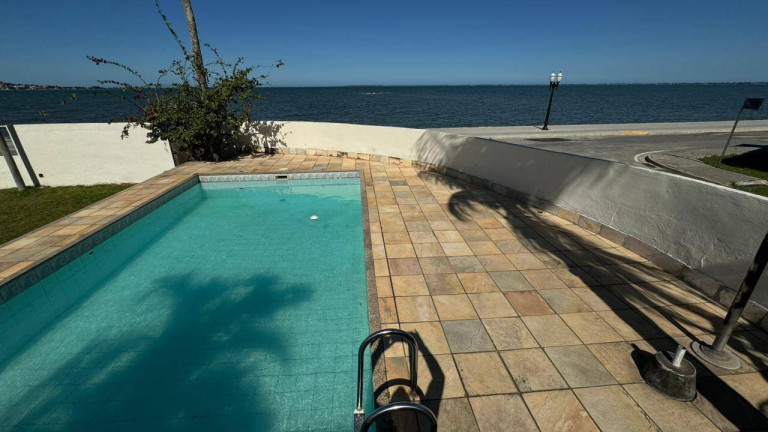 Casa com 5 Quartos para Alugar, 300 m² em Coqueiral - Araruama