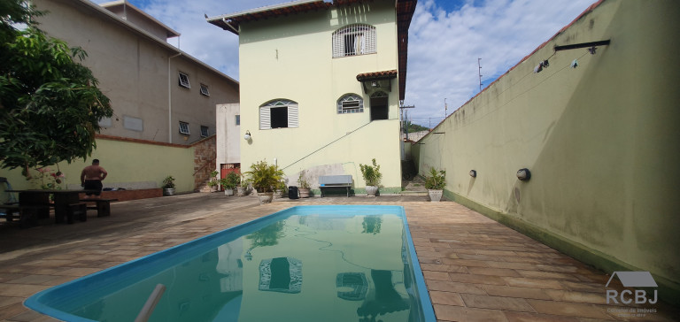 Sobrado com 6 Quartos à Venda,  em Centro - Esmeraldas