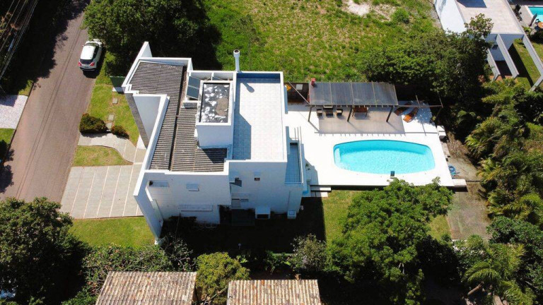 Imagem Casa com 4 Quartos à Venda, em Rio Tavares - Florianópolis Imagem Casa com 4 Quartos à Venda, em Rio Tavares - Florianópolis