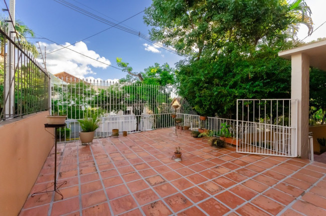 Imagem Casa com 4 Quartos à Venda,  em Petrópolis - Porto Alegre